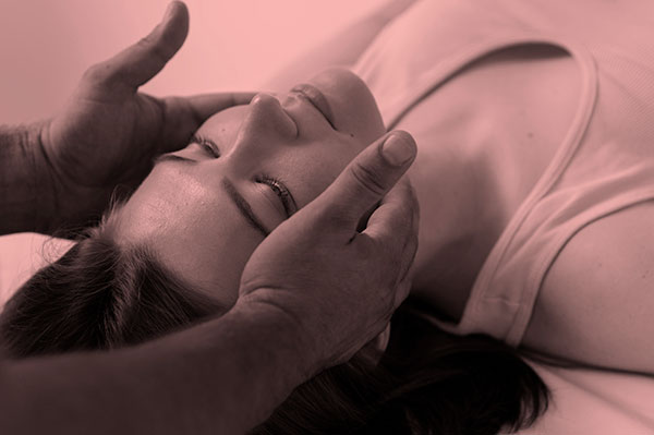 Frau erhält Shiatsu Massage & ganzheitliche Körperarbeit am Kopf